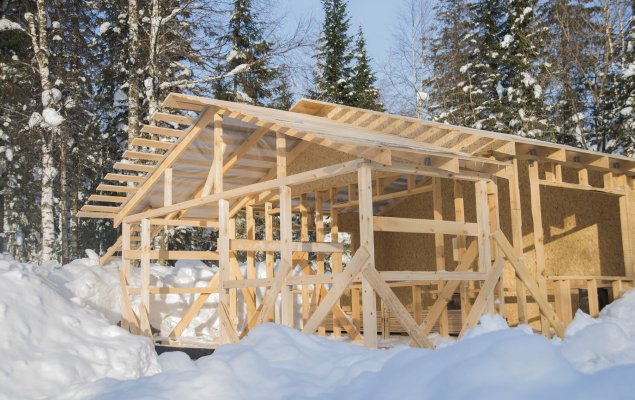 Мороз в помощь: можно ли строить деревянный дом зимой